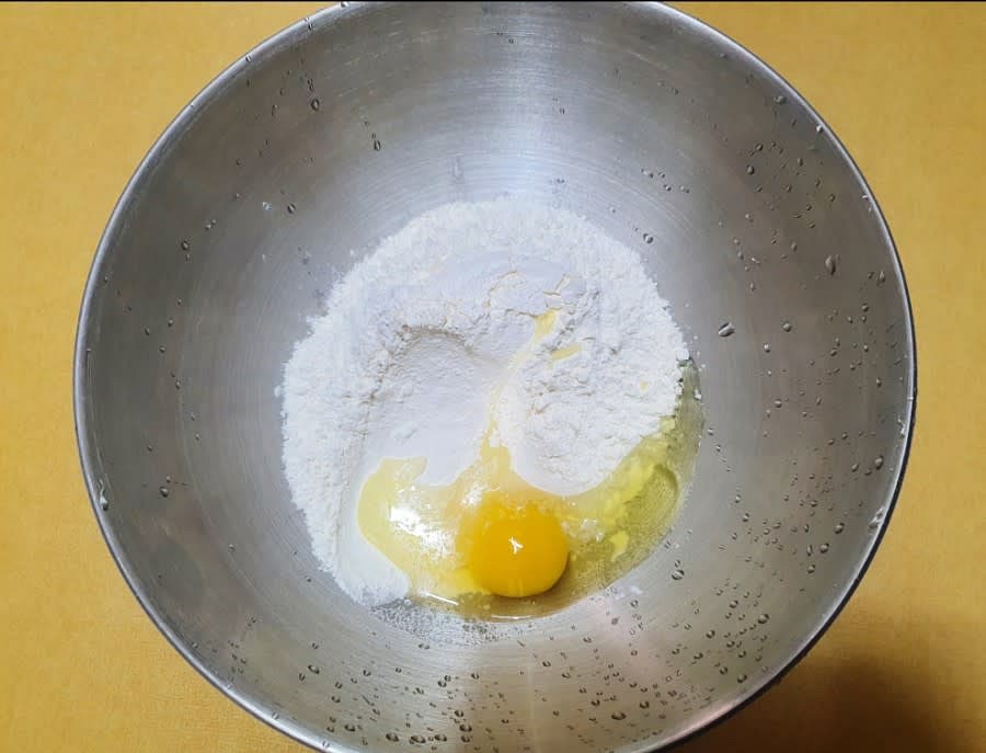 여기에 계란 한개를 톡 깨서 넣어줍니다.