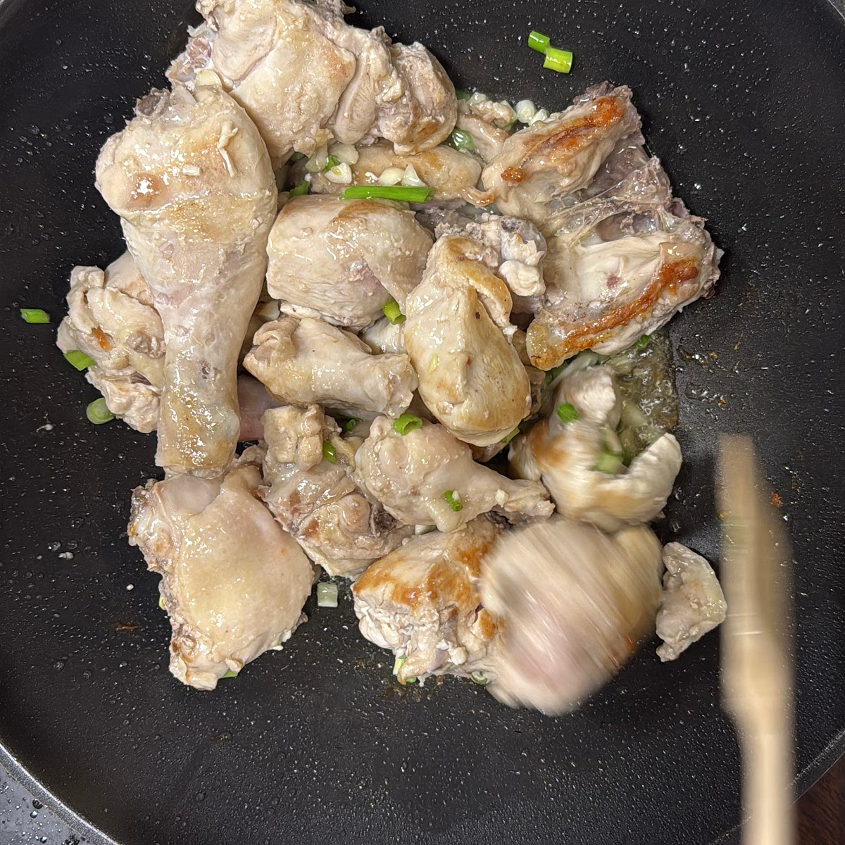 마늘 대파를 넣어서 다시 한번 볶아줍니다