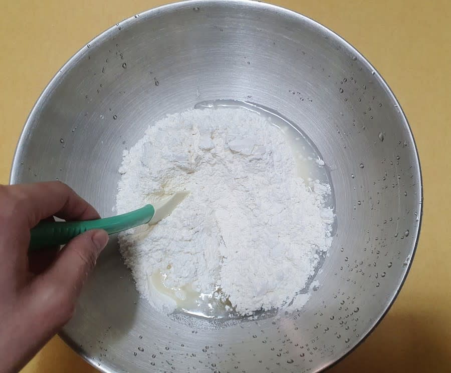 그리고 물 100ml를 반정도 넣고 반죽을 하다가 나머지 반도 넣고 반죽을 해주었어요. 물을 한번에 넣으면 너무 질어질 수 있으니 조금씩 보충해주면서 반죽을 하는게 좋아요.