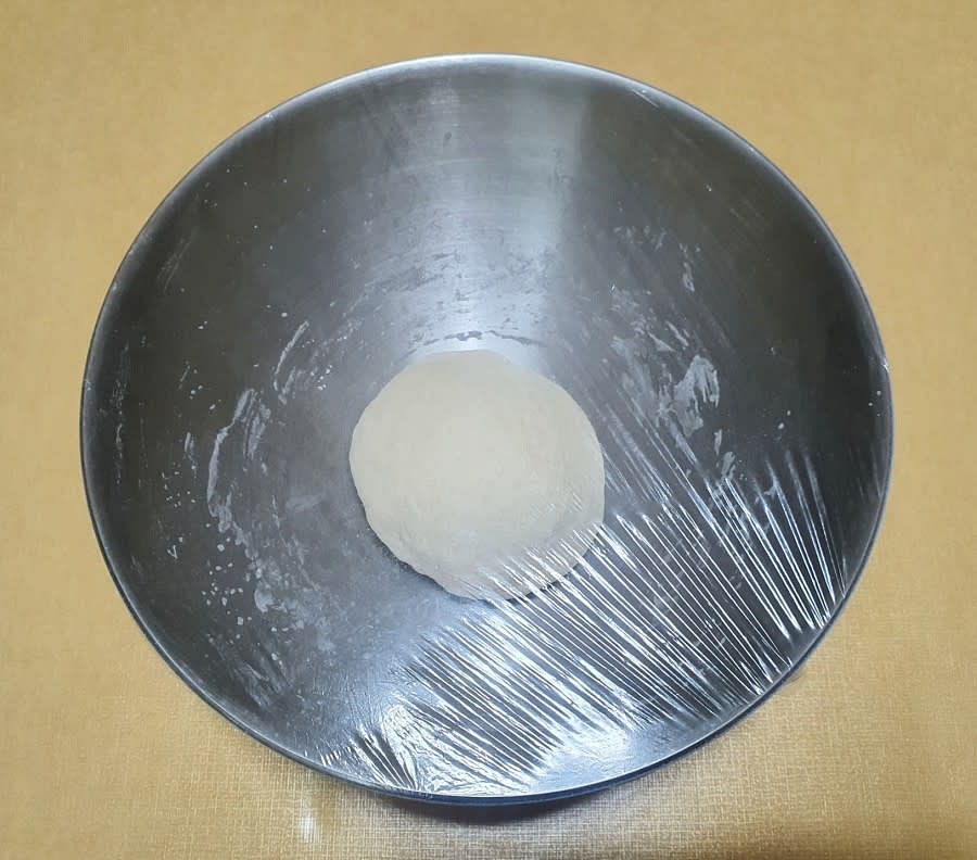 찰지게 반죽을 완성한 후에 랩을 씌워두었어요.