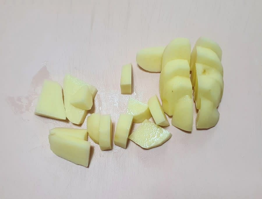 감자 1개를 듬성듬성하게 썰어서 준비해줍니다.