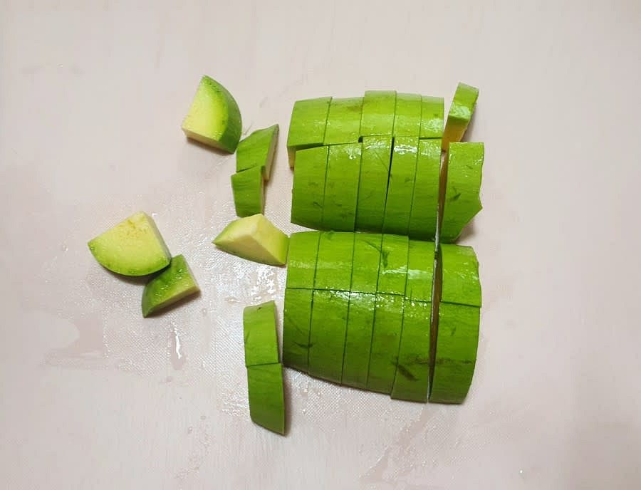 양파 반개와 애호박 반개도 먹기 좋은 크기로 두툼하게 썰어주었어요.