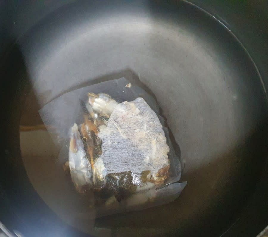 냄비에 물 1,200ml와 육수팩 1개를 넣고 약 15분 정도 끓어주세요.