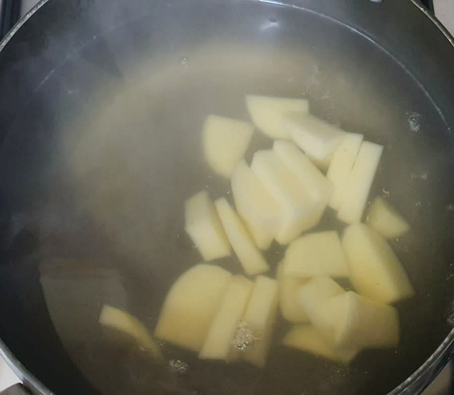 육수가 다 끓으면 육수팩을 꺼낸 후 썰어놓은 감자를 넣어줍니다.