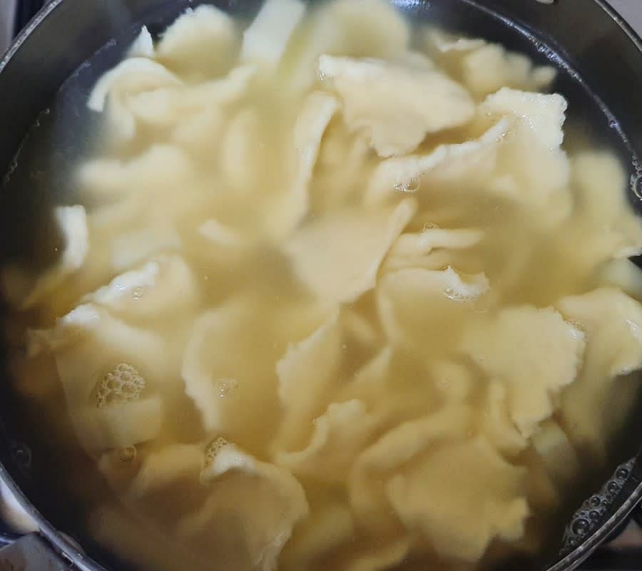 그리고 수제비를 뜯어서 넣어주세요. 수제비를 만들때는 불을 최대한 줄이고 넣어주는게 좋아요.