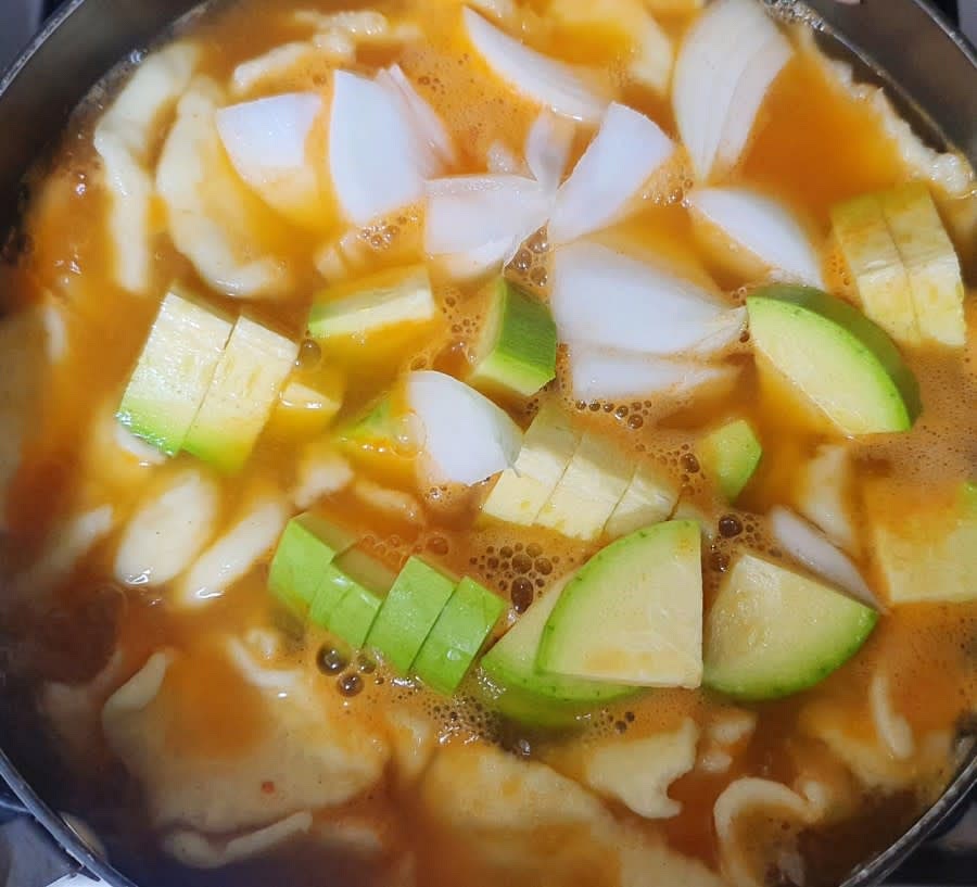 여기에 고추장 2T를 잘 풀어넣고 썰어 놓은 애호박과 양파도 함께 넣어주세요.