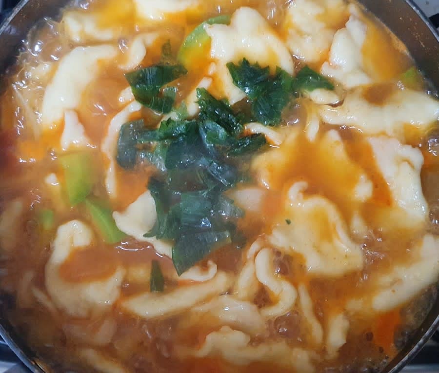 재료들이 모두 다 익으면 마지막으로 대파를 송송 썰어서 넣어주세요. 대파는 살짝만 익히면 되기 때문에 1분정도만 추가로 끓여주었어요.