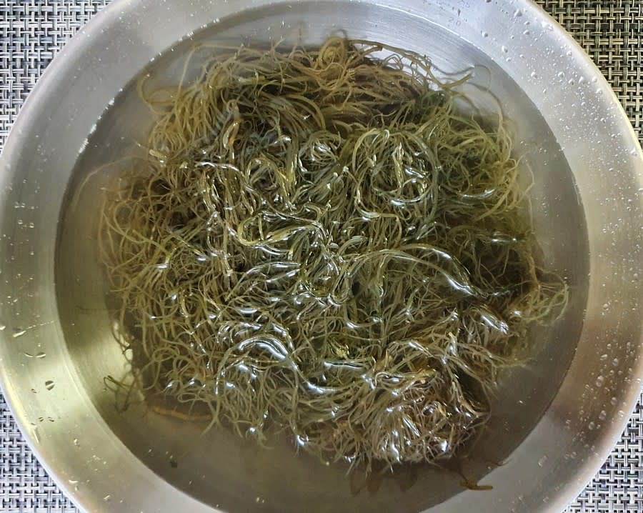 염장 꼬시래기는 소금이 잔뜩 묻어있는데요. 물에 소금을 헹궈낸 후에 미지근한 물에 담가서 약 10분정도 짠맛을 빼주세요.