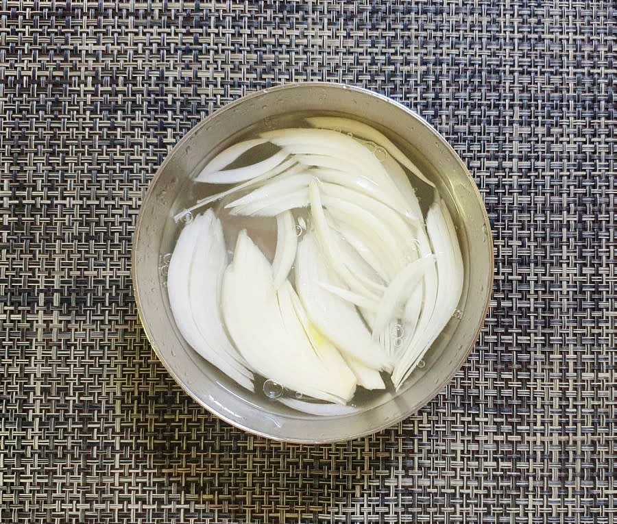 양파 반개를 최대한 얇게 채썰어서 물이 담가둡니다.