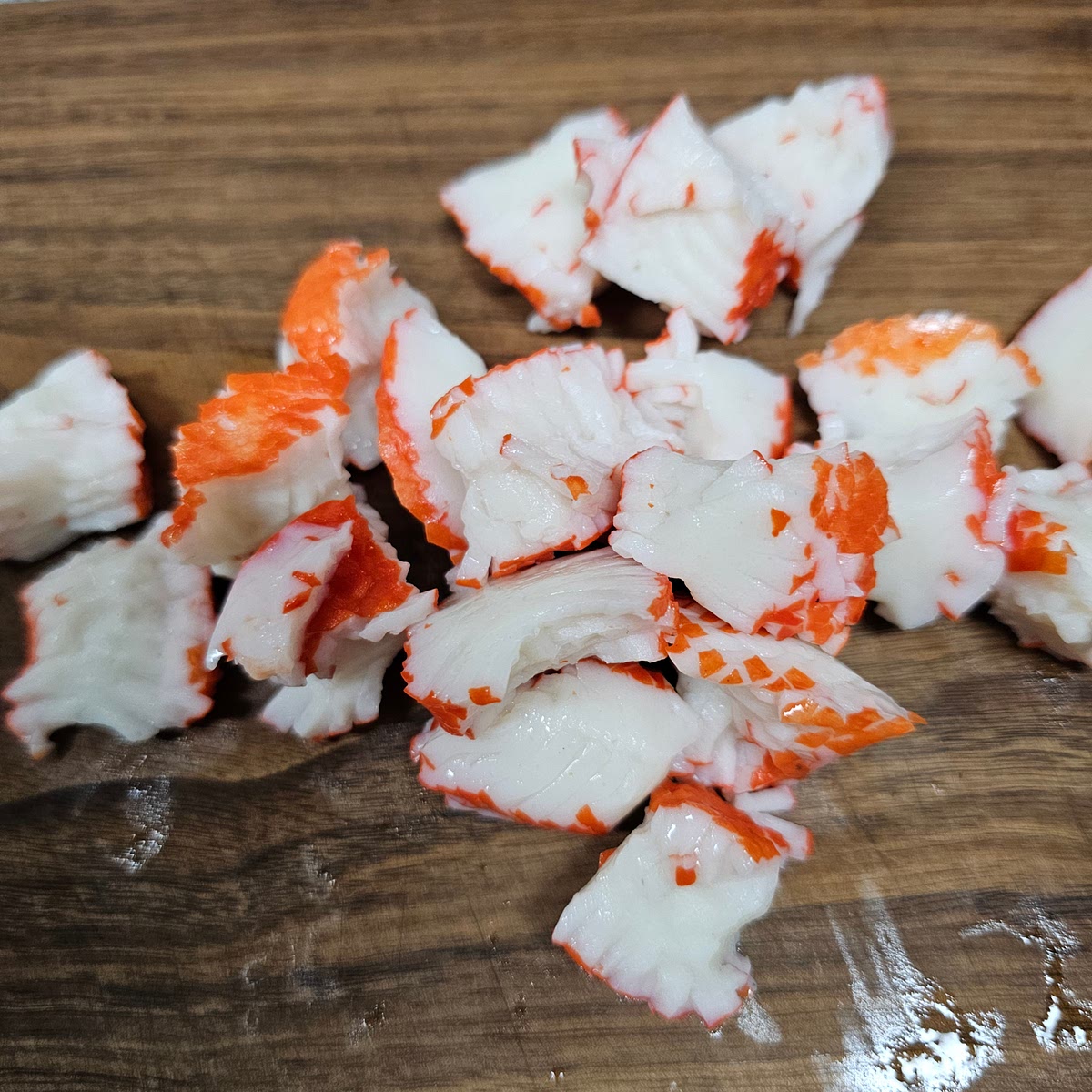 뭉쳐 있는 꽃 맛살은 하나씩 떼어줍니다