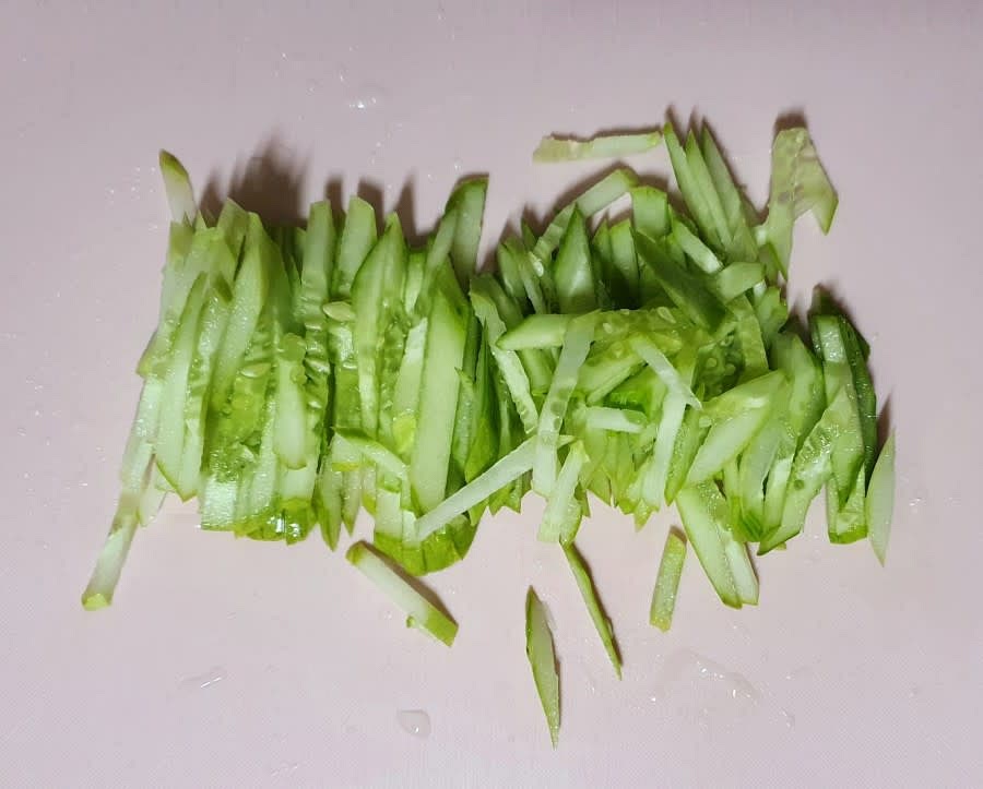 오이 0.5개도 얇게 채썰어서 준비해주세요.