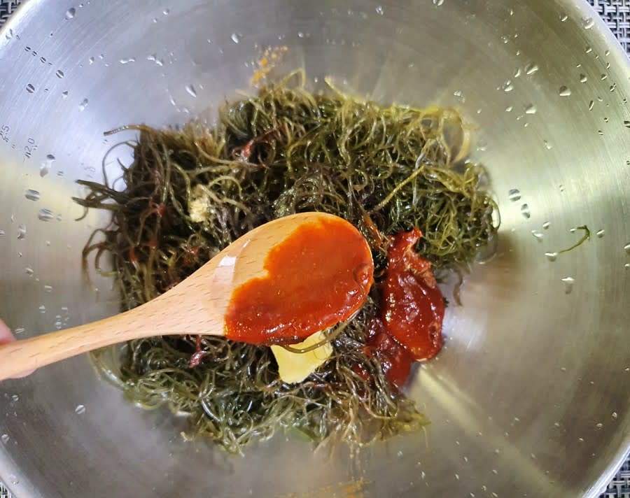 볼에 꼬시래기를 담고 설탕 1T, 다진마늘 0.5T, 고추장 크게 3T, 식초 2T와 참기름 1T도 넣어줍니다.