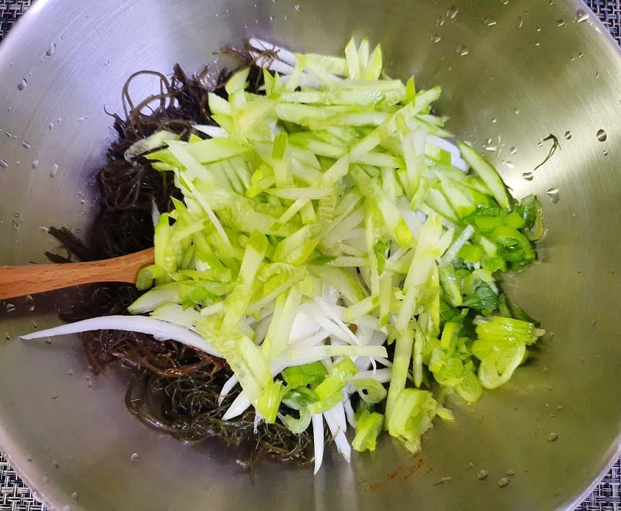 그리고 준비해 두었던 재료(양파, 오이, 대파)를 넣고 염장 꼬시래기 무침을 잘 섞어주세요.