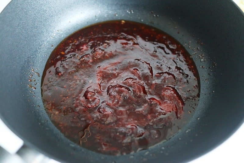 팬에 기름을 두르고 다진 마늘을 먼저 볶은 뒤 향이 살리고 고추장 1T, 고춧가루 2T, 간장 1T, 맛술 1T, 설탕 1T, 다진 마늘 1T, 후추 조금을 넣어서 양념을 조금 끓여준다.