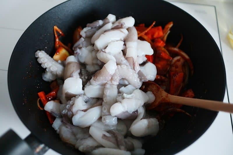 썰어놓은 야채를 넣고 양념이 잘 묻게 한번 휙휙 볶아준 뒤 씻어놓은 낙지를 넣어볶아준다.