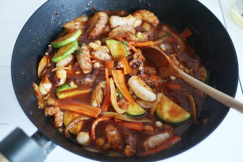 양념이 잘 베이도록 잘 볶아준 뒤 간을 보고 원하는 맛을 찾아서 간장이나 설탕을 조금 더 넣어준다. 양념이 딱 괜찮으면 마지막으로 미나리를 넣어준다.
미나리 먼저 넣어볶으면 너무 흐물흐물해져서 마무리에 한번 휘리릭 볶아주면 좋다.
마지막으로 참깨, 참기름을 넣어서 마무리!!
