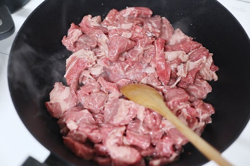 마늘로 달군 팬에 고기를 넣고 휘리릭 한번 볶아주고 잠시 덜어둔다.
그리고 팬을 한번 닦아내고 기름을 두르고 썰어놓은 야채를 또 넣어서 볶아준다.