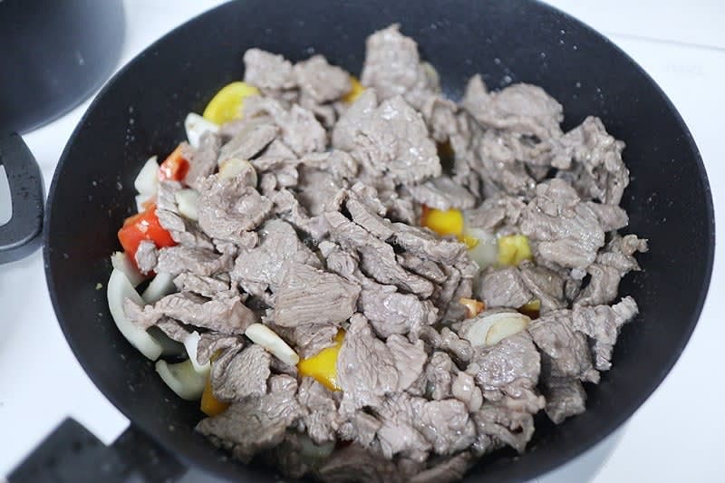 버터1T 넣고 야채를 볶다가 숨이 어느 정도 죽으면 볶아냈던 고기를 넣어준다.