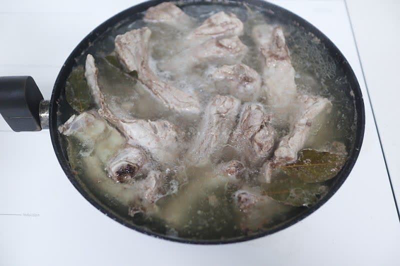 핏물 제거한 돼지등갈비는 냄비에 담아 월계수잎을 넣고 한번 부루룩 끓여준다.