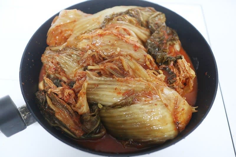 데친 등갈비는 불순물을 흐르는 물에 씻어준 뒤 냄비에 다시 넣고 묵은지 한 포기를 올려준 뒤, 물 500ml 넣어 끓여준다.