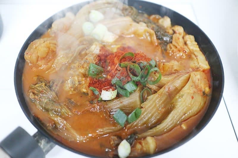 대파도 썰어 넣어주고 고춧가루 3T, 간장 1T, 다진 마늘 1.5T, 설탕 1T, 맛술 1T 넣어서 푹푹 끓여준다. 간을 보고 설탕이나 고춧가루 더 넣어준다. 된장을 넣어줘도 좋다고 하는데 김치 간이 쎄서 된장은 뺐다.