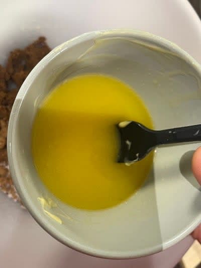 먼저 버터를 전자레인지에 30초씩 끊어 2번에서 3번 돌려 완전히 녹여주세요.