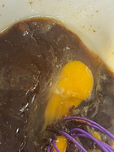 버터와 설탕이 섞이면 계란을 하나씩 넣고 잘 섞어주세요.