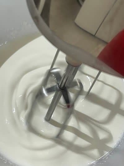 볼에 생크림, 설탕, 연유를 넣은 뒤 핸드믹서로 돌린 뒤 들어 올렸을 때 뿔이 살짝 휠 정도까지만 돌려 휘핑해주세요.