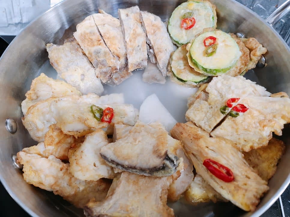 무가 익으면 불을 끄고 전을 돌려 담은 후 쌀뜨물 1컵을 추가 후 끓여 주세요