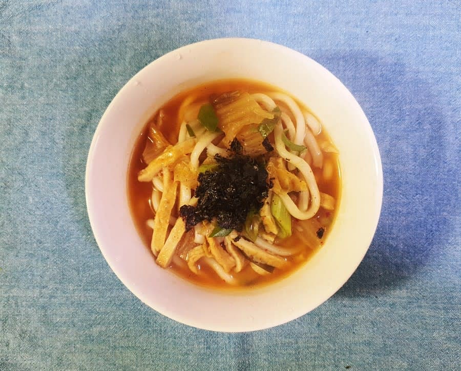 우동을 그릇에 담고 김가루를 살짝 뿌려주면 맛있는 어묵김치우동 완성이에요.