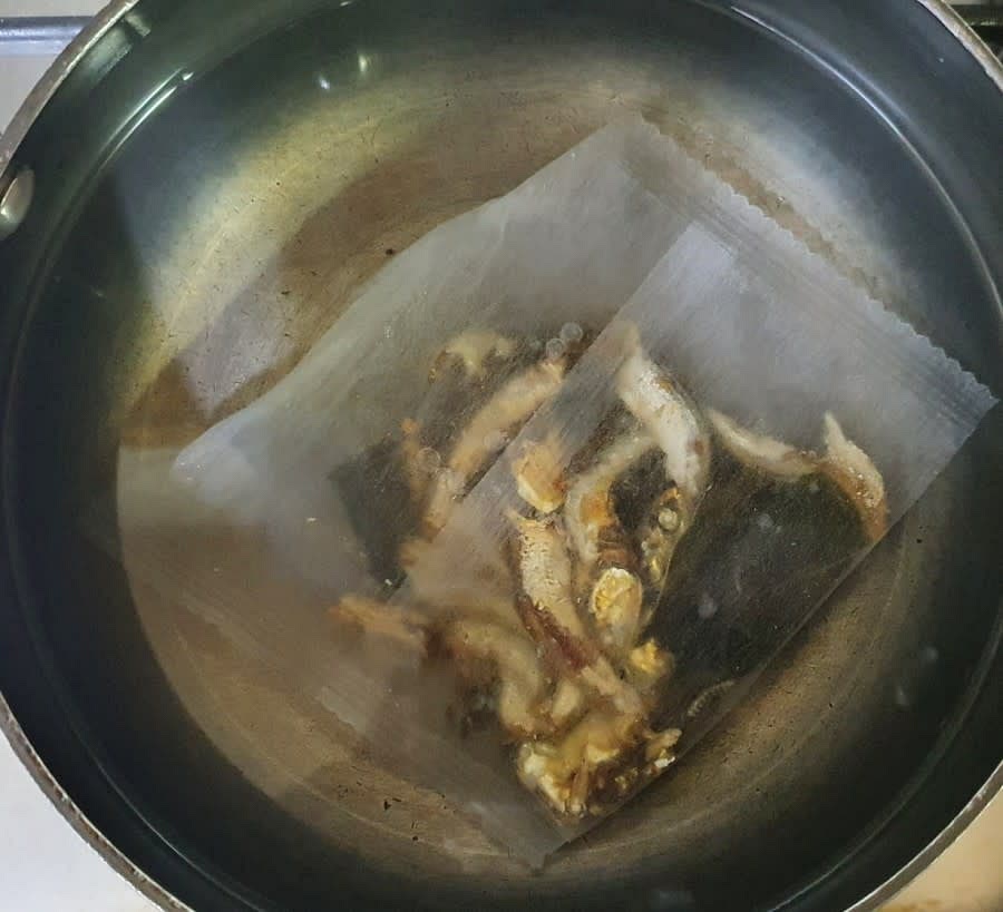 냄비에 물 650ml를 넣고 육수팩 1개를 넣어주세요. 그리고 약 15분간 국물을 우려주세요.