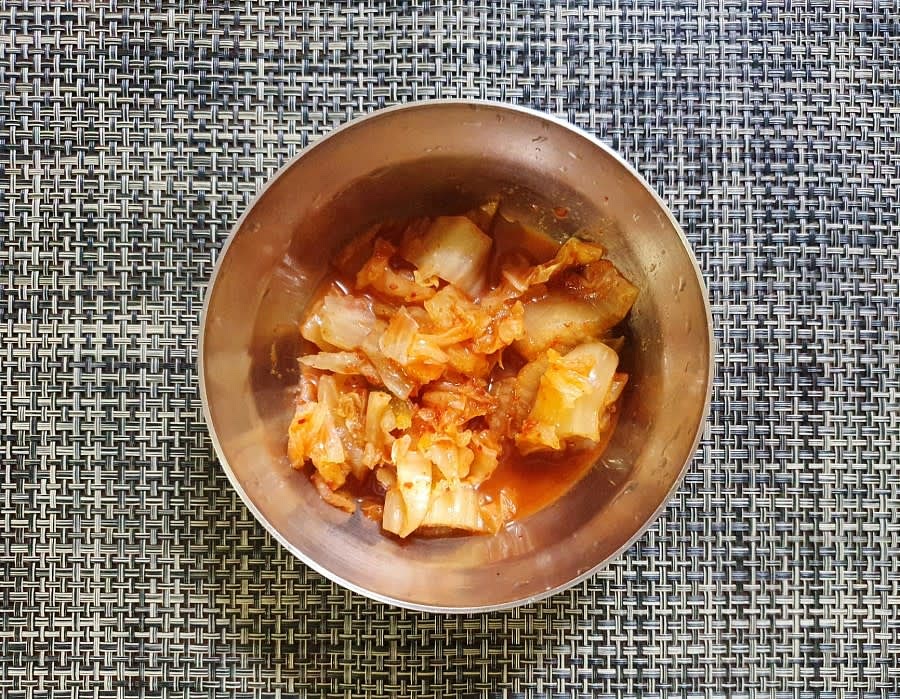 매콤한 김치우동을 만들기 위해 김치도 적당히 준비했어요. 여기에 김치국물 3T도 넣어줬어요. 김치는 먹기 좋게 가위로 살짝 잘라주었어요.