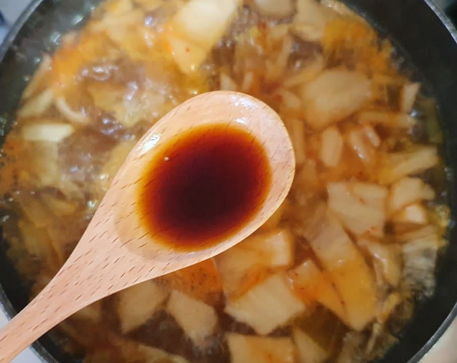 여기에 썰어놓은 김치를 넣고 끓여주세요. 그리고 참치액 1T와 양조간장 0.5T도 넣어주세요. 참치액 대신 액젓이나 간장을 추가로 넣어줘도 좋아요.