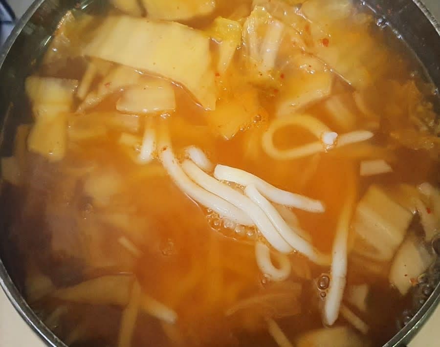 김치가 적당히 익을때까지 끓여준 후 우동사리를 넣어주세요.
