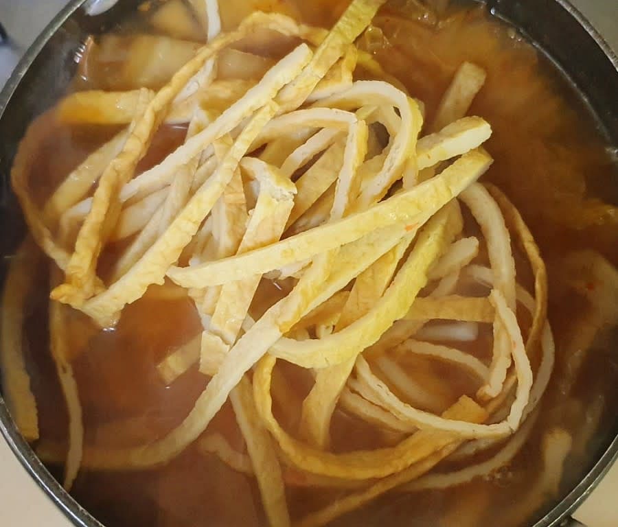우동사리가 적당히 풀어지면 어묵면도 넣어줍니다. 어묵면이 들어가니 국물맛이 훨씬 좋아지더라구요.