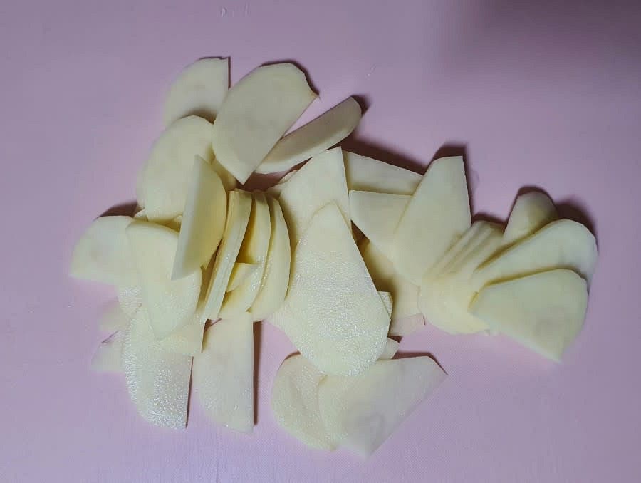 감자 1개를 얇게 반달 모양으로 썰어주세요. 감자가 두꺼우면 익는데 시간이 오래걸려서 최대한 얇게 썰어주었어요.