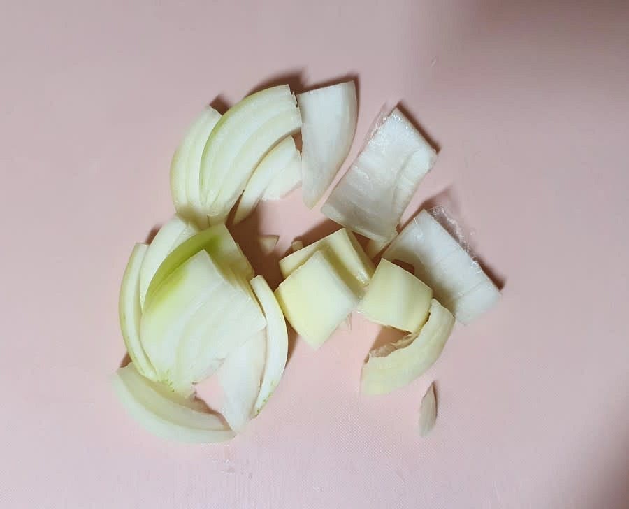 양파 0.5개를 먹기 좋은 크기로 썰어주세요.