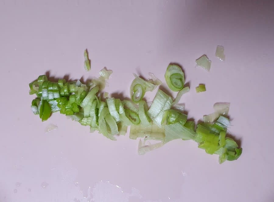 대파 한토막도 송송 썰어서 준비해주세요.