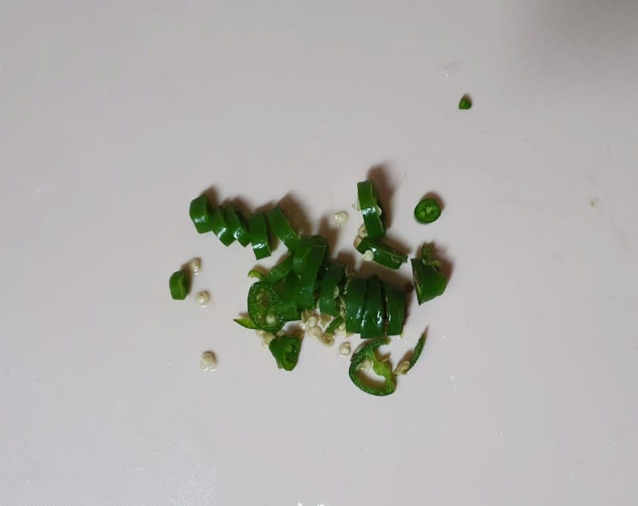 살짝 매콤하게 먹기 위해서 청양고추 1개도 잘게 썰어서 준비해줬어요.