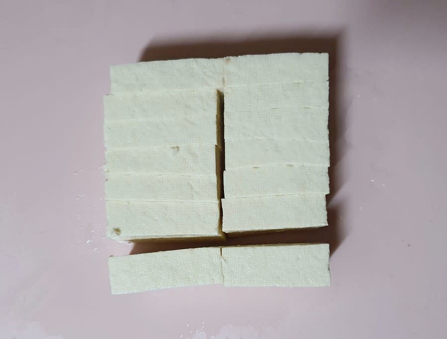 두부 300g을 먹기 좋게 큼직하게 썰어서 준비해주세요.