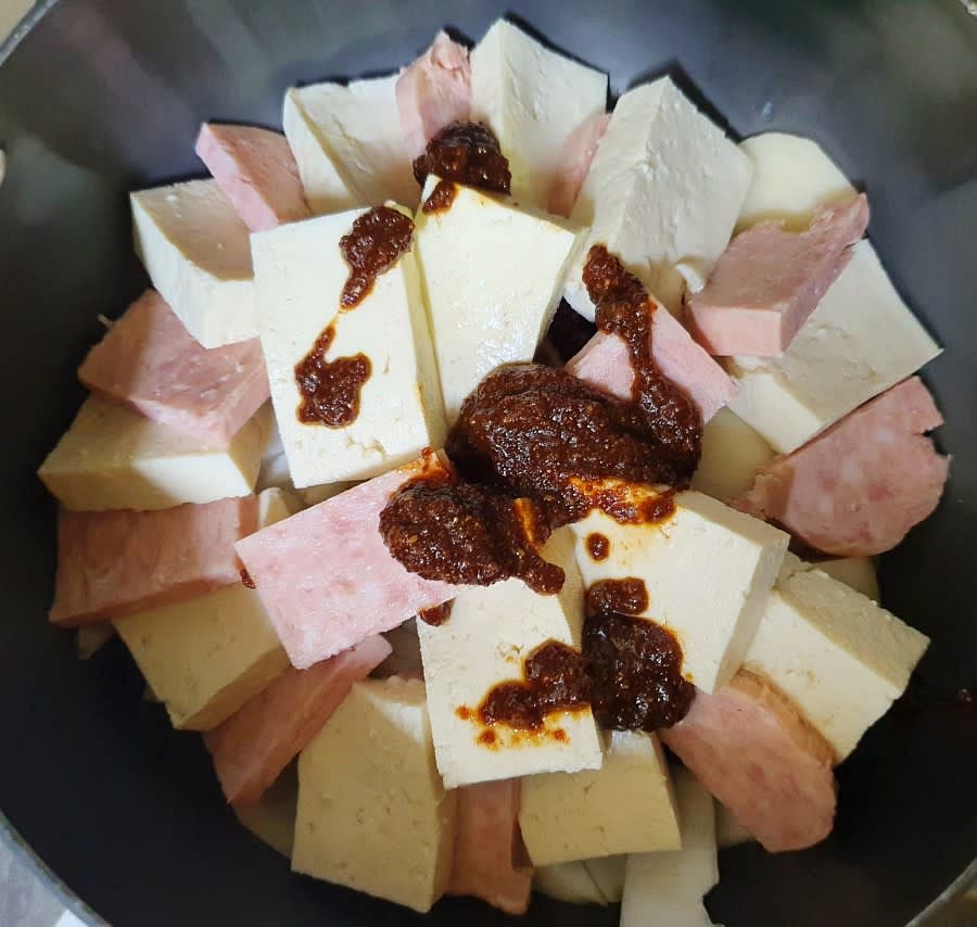 그리고 그 위에 두부와 스팸을 올리고 남아있는 양념장을 모두 올려주세요.