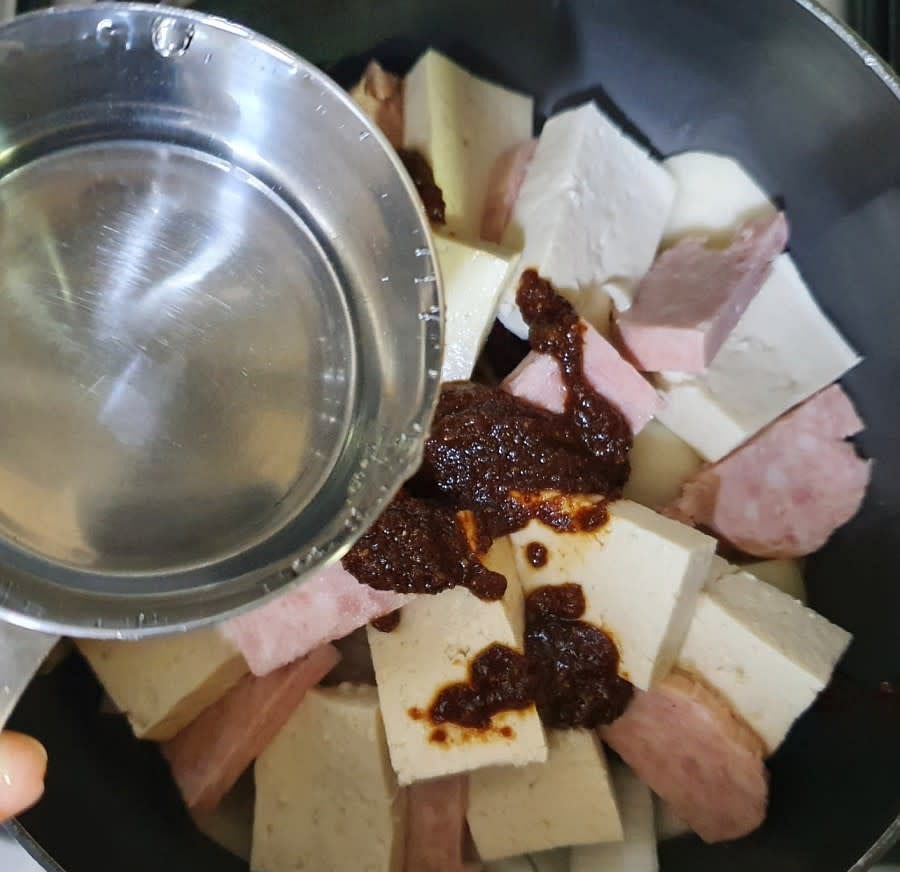 두부스팸조림을 만들기 위해 물 300ml를 추가해주세요.