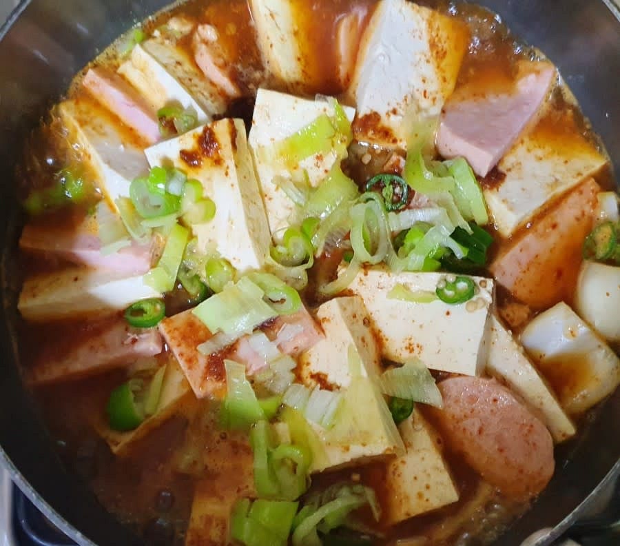 불을 켜고 썰어놓은 대파와 청양고추까지 넣어준 후 끓이기 시작합니다. 이제 계속 졸여줄거예요.