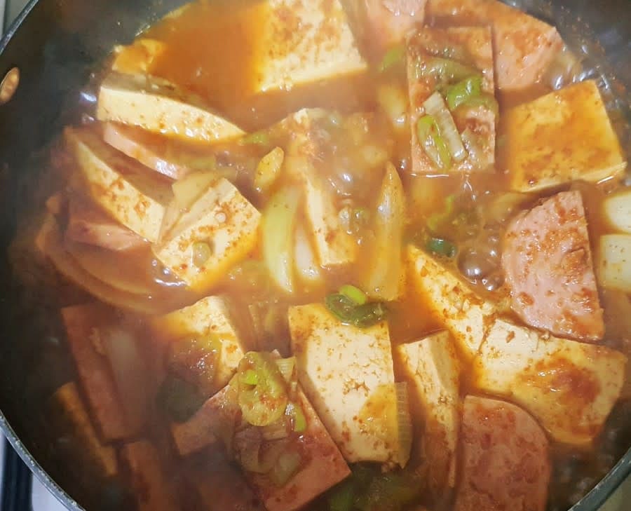 양념을 두부와 스팸 위에 끼얹어가면 졸여주세요. 자작하게 졸아들면 끝이에요.