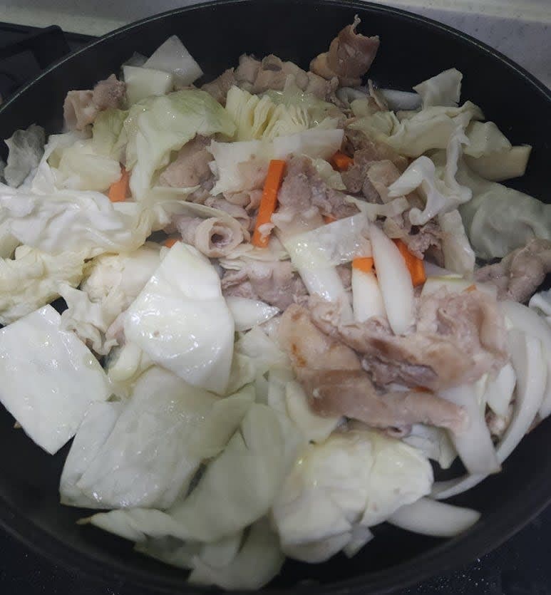 중불로 달군 팬에 식용유를 두른 뒤 냉동 삼겹살을 넣어 굽다 양배추와 당근,양파를 넣어 볶아 주세요.