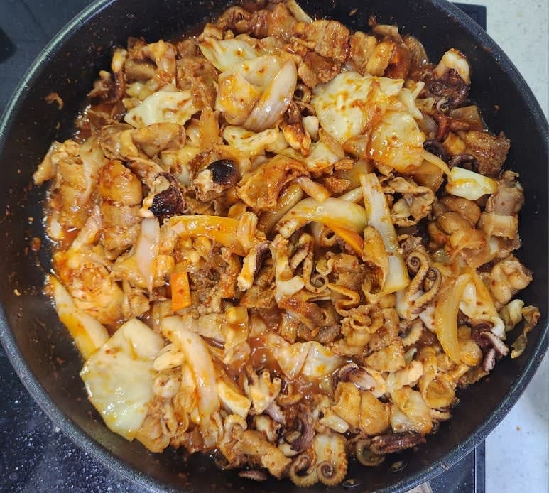 채소의 숨이 죽으면 데친 쭈꾸미,설탕 1스푼을 넣어 볶다 양념을 넣고 볶아 주세요.