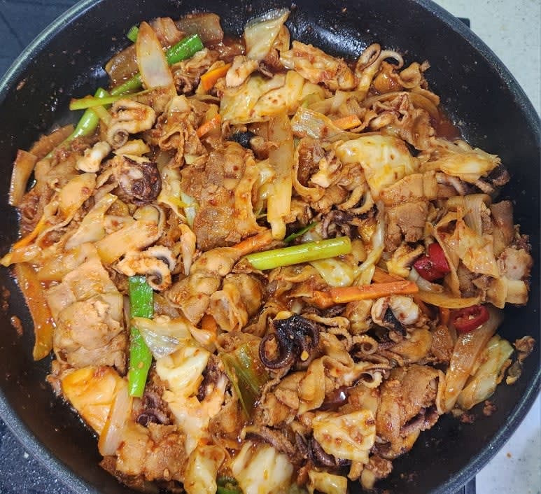 양념의 수분이 졸아들면 대파와 청,홍고추를 넣어 한번 더 볶아 완성합니다.
