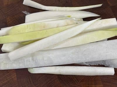 무를 세로로 반을 잘라 1cm 두께로 썰어내 줍니다.