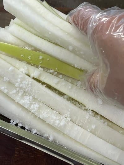 김밥용 단무지로 썰어낸 무에 굵은소금을 뿌려 버무려 30분-40분 정도 절여내줍니다.
