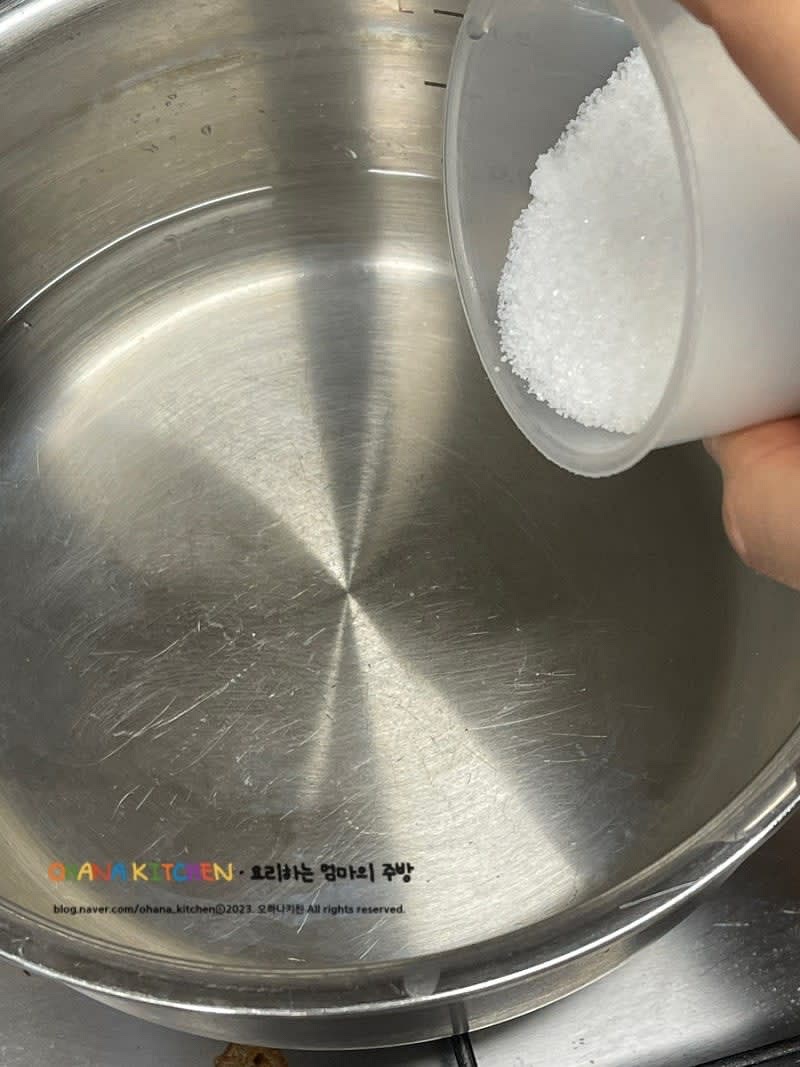무가 충분히 절어질 동안 냄비에 물과 설탕을 넣고 끓여 줍니다.